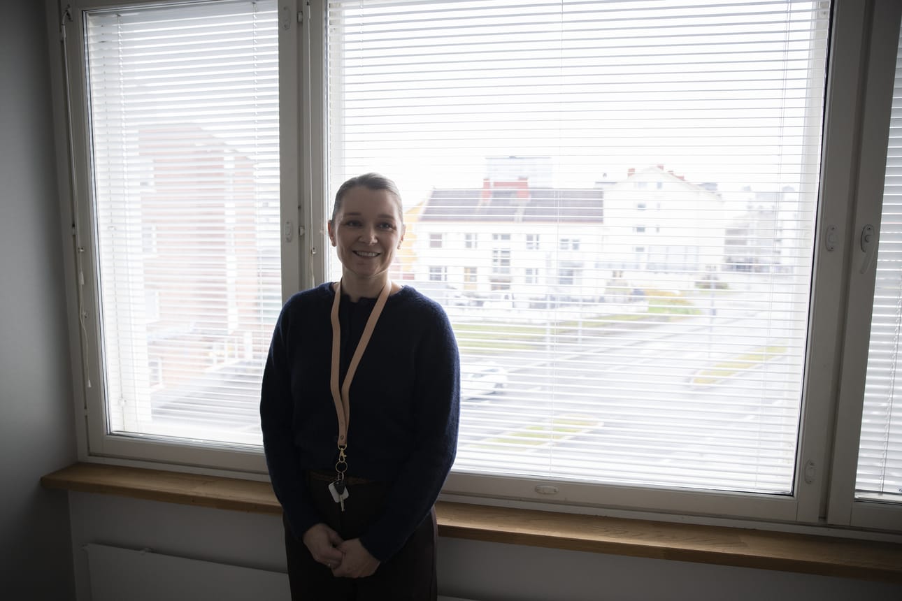 Asuntomyyjä Susanna Sinervä Bosta esittelee jo tyhjillään olevaa kerrostalokolmiota. Bon myyntijohtajan Maria Sippalan mukaan esimerkiksi ikkunanäkymiä ei saa muuttaa muokatuissakaan kuvissa.
