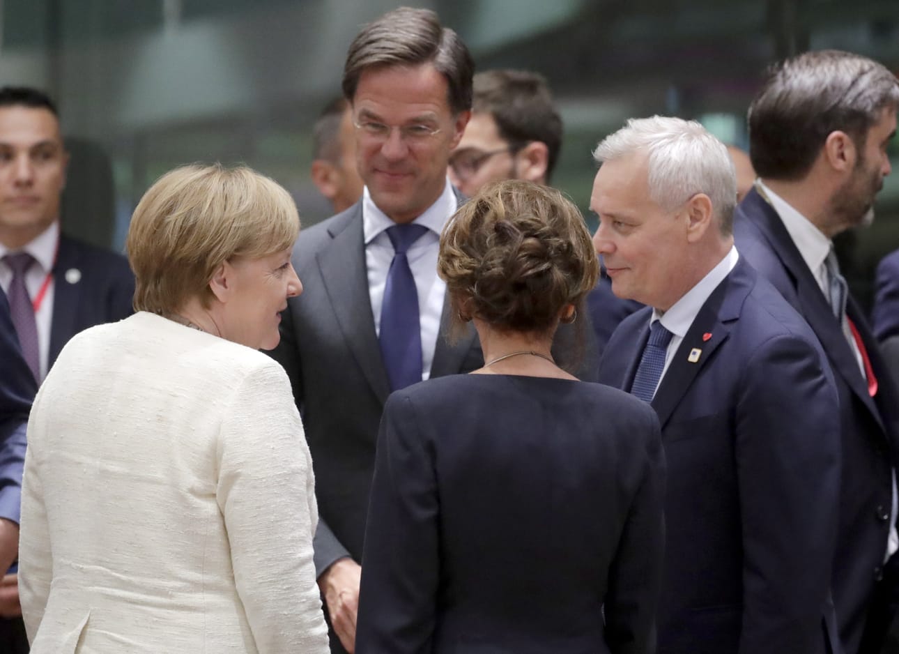 Merkel tärisi kolmannen kerran julkisuudessa tavatessaan Suomen pääministerin. Kuva on EU-huippukokouksesta kesäkuulta.