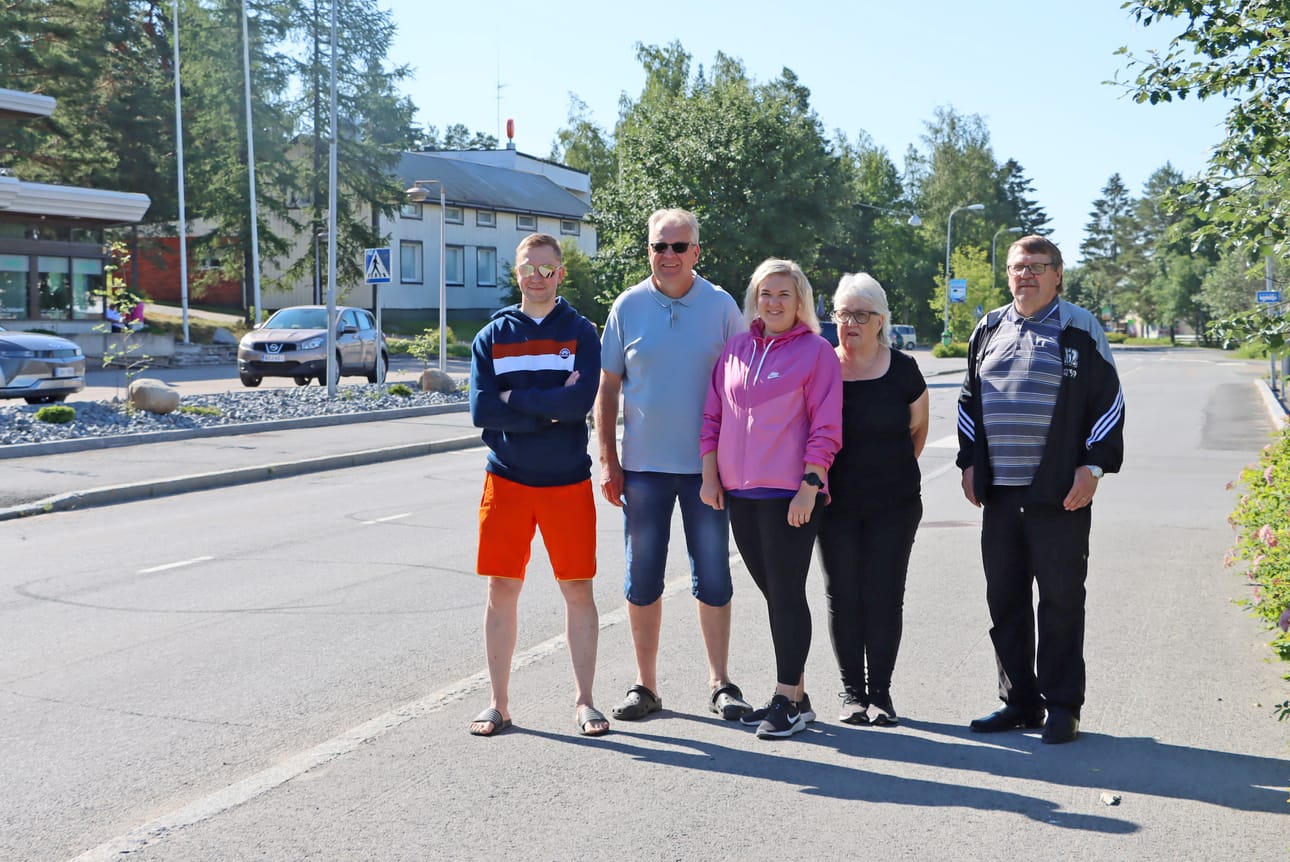 Kuortaneen Keskustie täyttyy jälleen ensi viikolla markkinaväestä. Näin toivovat varsinkin KuKu:laiset, myyntipaikkavastaava Joni Mäkinen, KuKu:n puheenjohtaja Risto Riihimäki, KuKu:n johtokunnan sihteeri Riina Ahonen, ravintolavastaava Pirkko Sippola ja turvallisuuspäällikkö Hannu Sippola.