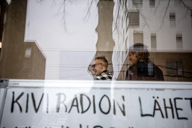 KiviRadio tukee kehitysvammaisia tuottamaan ja julkaisemaan omia ohjelmia ja oppimaan media-alan taitoja.