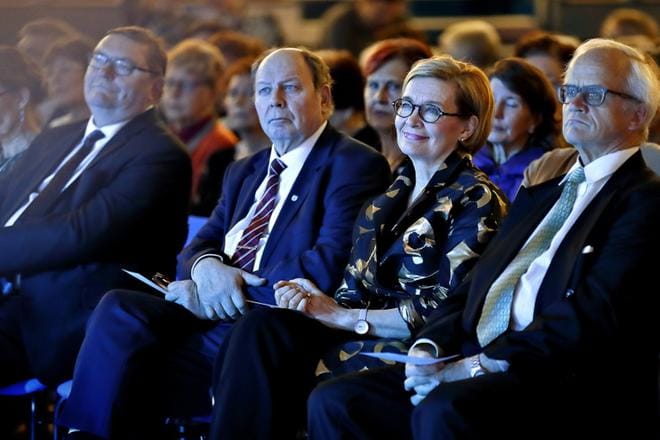 Seinäjoen keskussairaalan 250-vuotisjuhlaan osallistuivat sairaanhoitopiirin henkilökunta sekä sen kutsumat sidosryhmät. Kuvassa vasemmalta oikealle johtajaylilääkäri Hannu Puolijoki, kunnallisneuvos Aulis Rantanuotio, eduskunnan puhemies Paula Risikko ja valtiopäiväneuvos Jukka Vihriälä. KUVAT: TOMI KOSONEN