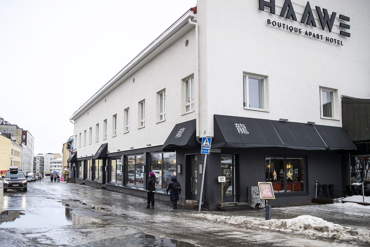 Vesihuoltoverkoston työmaa katkaisee Valtakadun liikenteen useaksi päiväksi suunnilleen niiltä main, missä kuvassa näkyy jalankulkijoita ja punainen kyltti.