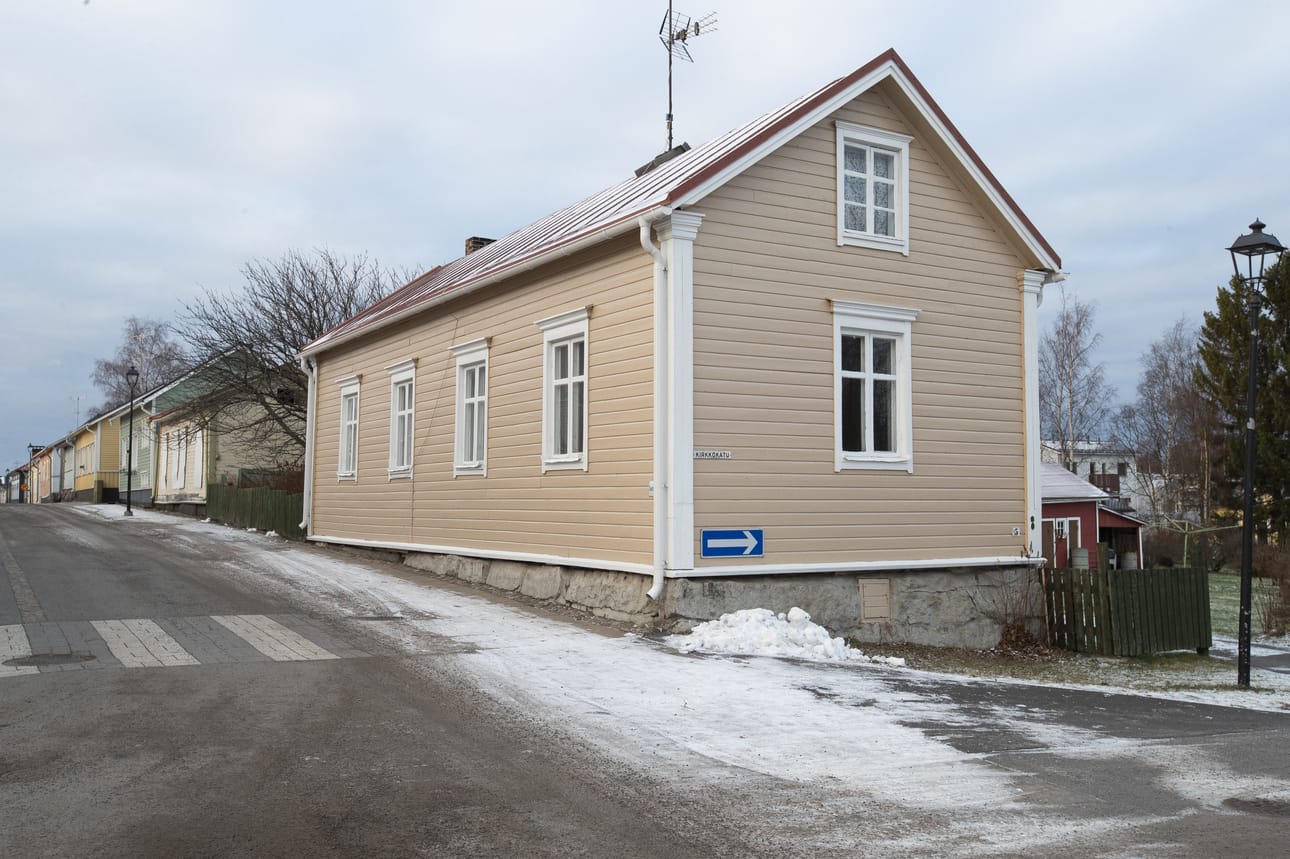 15. jouluikkuna löytyy Kirkkokadun ja Saaristokadun kulmatalosta Saaristokadun puolelta.