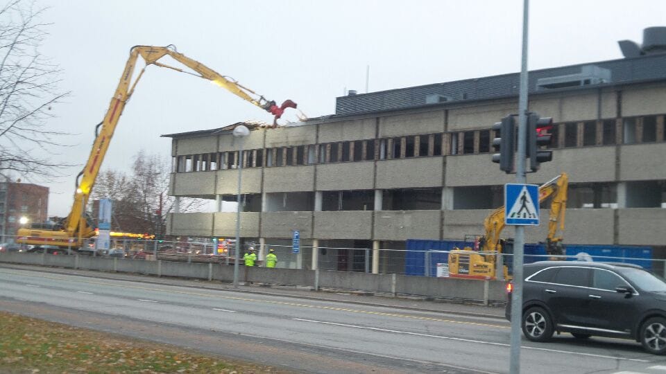Lukija kuvasi maanantaiaamuna, kun korkealle ympärätalolle ryhdyttiin tekemään tilaa Oulun Heinäpäässä.