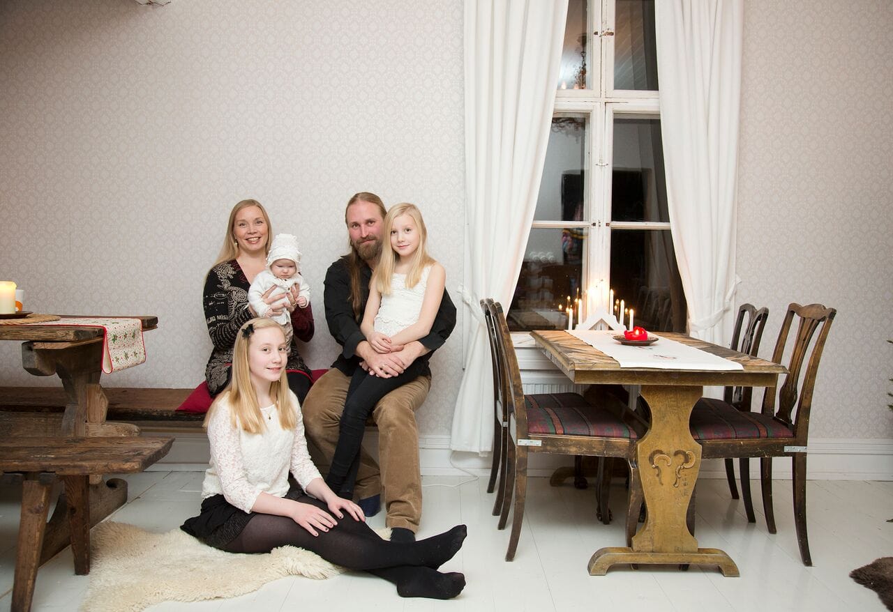 Kaisa ja Antti Rundelin sekä lapset Vilja, Aura ja Aava-vauva elävät unelmaansa Oulun Hietasaaressa.