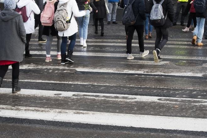 Vaasan keskustassa oli torstaina erittäin liukasta, vaikka katuja oli hiekoitettu. KUVA: MINNA ANTILA