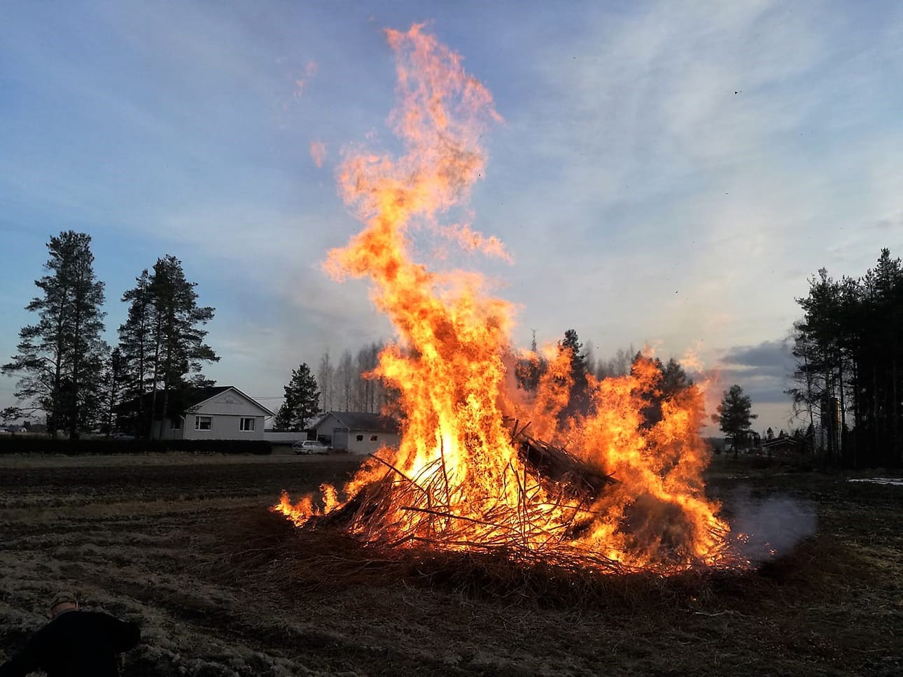 Näin roihusi pääsiäiskokko viime vuonna Nivalassa.