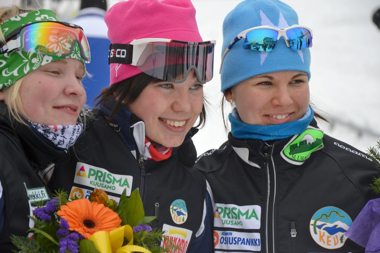 Vuosi sitten 18-vuotiaiden SM-viestikultaa juhlineet Linda Härkönen ( vas.), Marika Rontti ja Susanna Saapunki pääsivät kultahumuun uudelleen, kun kolmikko saalisti Suomen mestaruuden 20-vuotiaiden viestihiihdossa Rukalla.