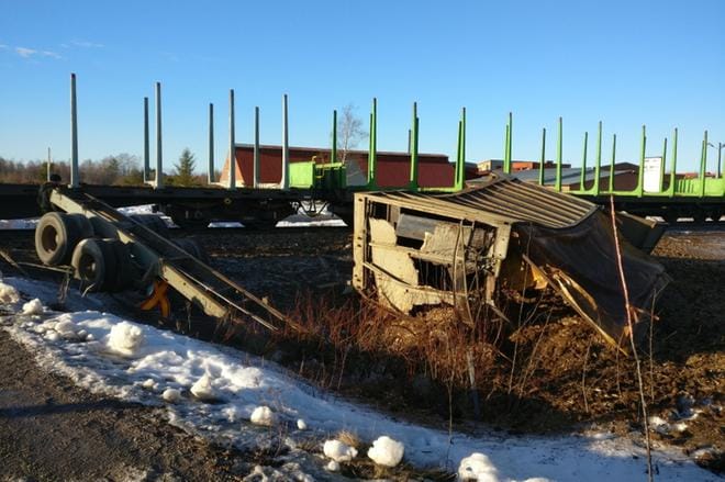 Traktorin peräkärryn lastina oli turvetta. KUVA: TOMI KOSONEN