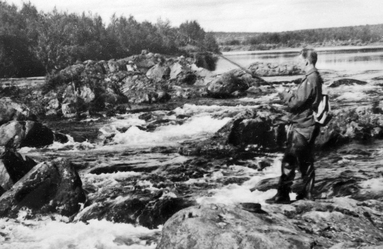 Johtajaopettaja Aatto Viskari kalassa Lapissa.