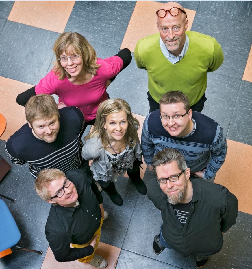 Kalevan lehtiuudistuksen projektiryhmä: toimitussihteeri Leena Kosonen (vasemmalla ylhäällä), tukholmalainen lehtikonsultti John Bark, markkinointi- ja kehityspäällikkö Jeppe Komulainen, tuotepäällikkö Mari Jauhola, uudistusprojektin vetäjä Simo Hiltunen, markkinointipäällikkö Mikko Ronkainen ja uutistuottaja Janne Nyyssönen. Kuvasta puuttuu tuoteyksikön päällikkö Susanna Kaikkonen.