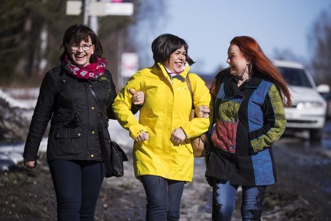 Minna Kosola, Tiina Tamminen ja Marke Ilonen viettivät koko nuoren aikuisikänsä Palosaarella. Nyt on aika muistella vanhoja. KUVA: JARNO PELLINEN