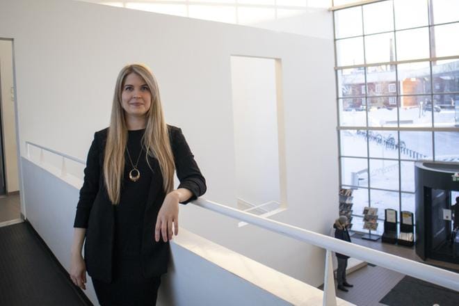 Eveliina Salmelan mukaan verkon lämpöpumppukeskusteluissa anonyymina kirjoittavat tuovat esiin enemmän omia mielipiteitään, kun taas rekisteröityneet kirjoittavat asiakeskeisempiä vastauksia. KUVA: RIIKKA KALMI