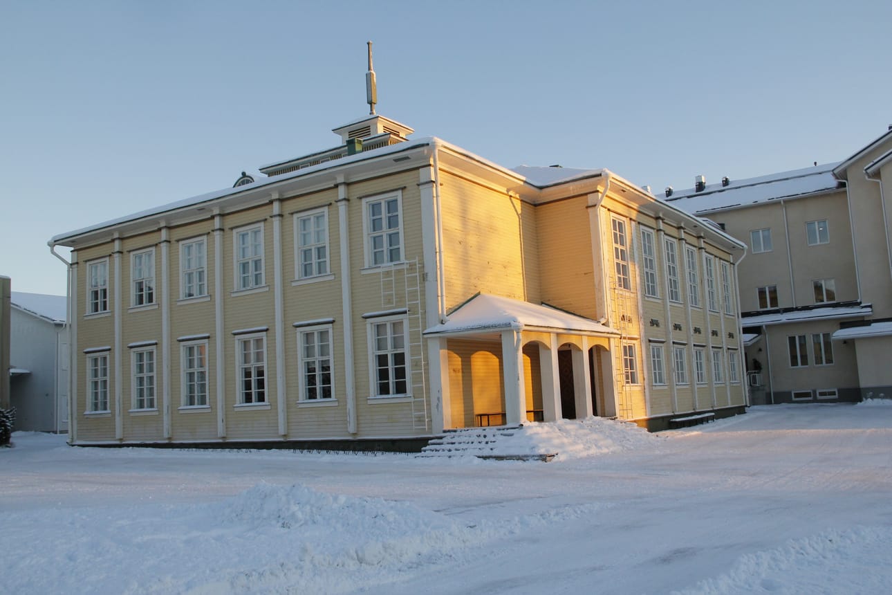 Oulaisten vanha lukio, joka nyt on yläkoulun käytössä.