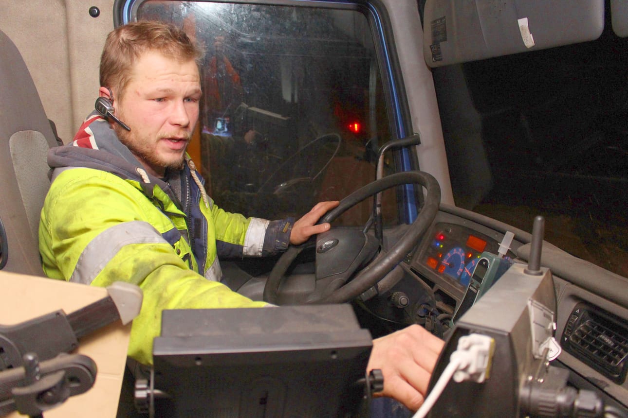 Koneurakointi Konolan autonkuljettaja Niko Lampela pitää toista talvea huolta Nelostien kunnosta Temmeksen ja Leskelän välillä.