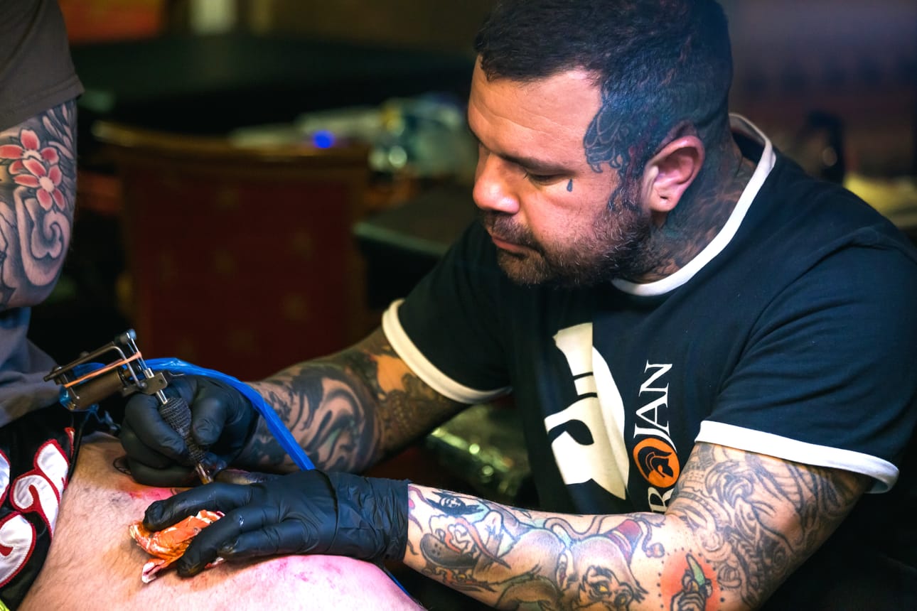 Brasilialaslähtöinen Sergio Bodo on yksi tapahtuman artisteista. Hän työskentelee Oulussa Tiger Blood -tatuointiliikkeessä.