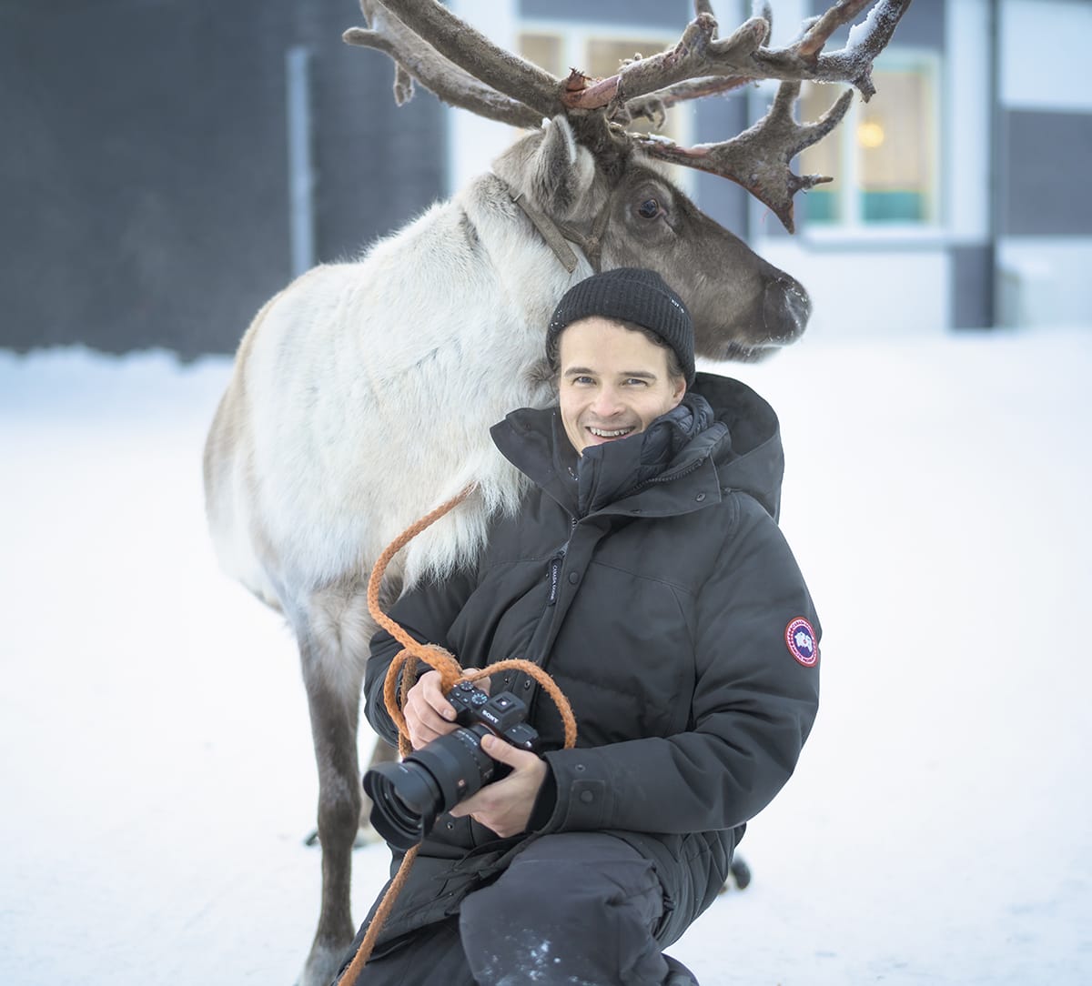 Lapin Yrittäjiin kuuluvan, Juha Kauppinen Photography -toiminimen perustanut Juha Kauppinen poseeraa ivalolaisen ”supermallin” kanssa erään talovalmistajan tilaaman kuvauskeikan yhteydessä. ”Yrittäjäksi ryhtyminen on vienyt minua kohti unelmiani. Tyytyväiset asiakkaat ja haastavat projektit ajavat minua eteenpäin”, 34-vuotias Kauppinen kuittaa.