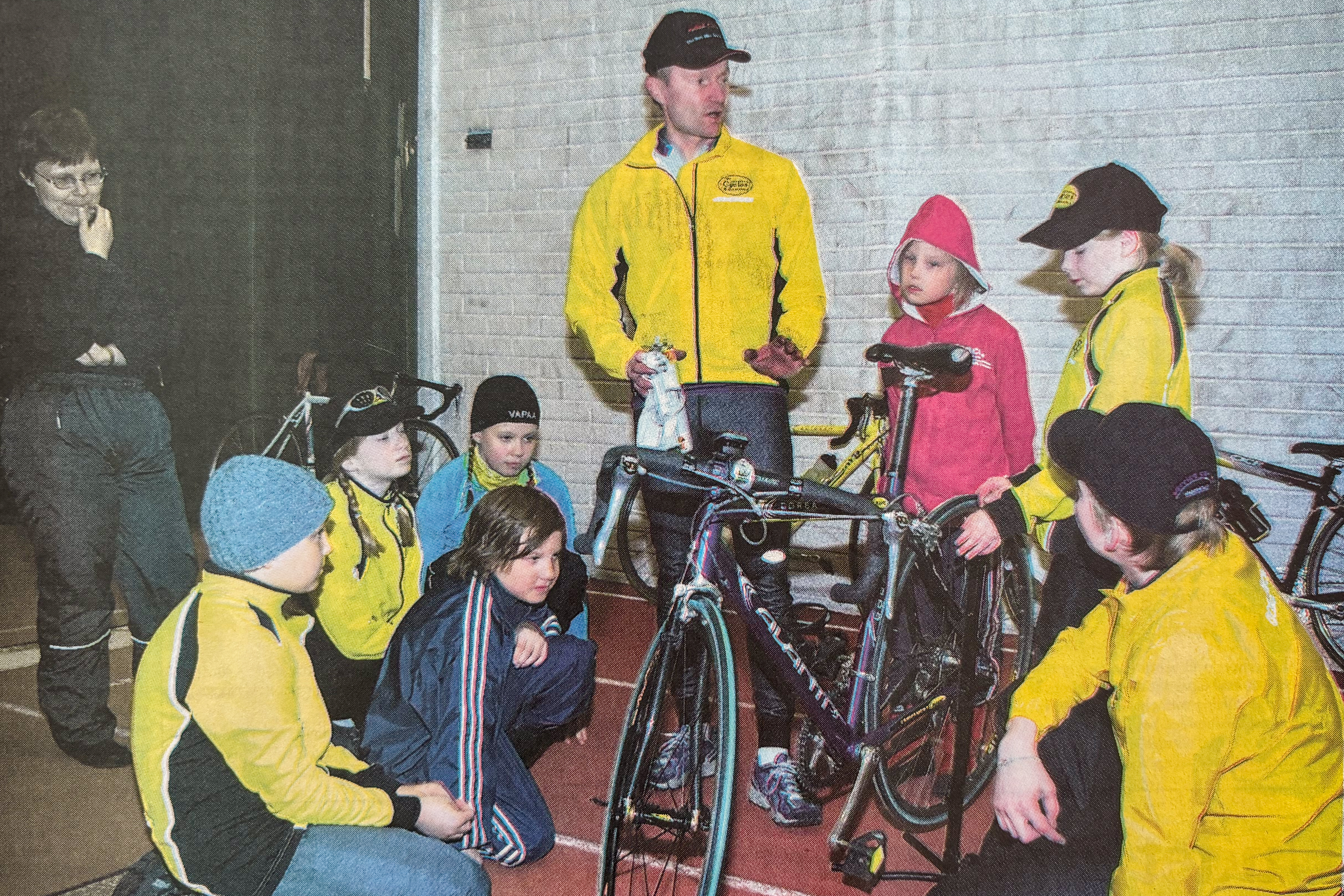 Pyöräily keventää kehoa ja kohentaa kuntoa – Cyclos Kuusamon pyöräilijät huoltohommissa keväällä 2005