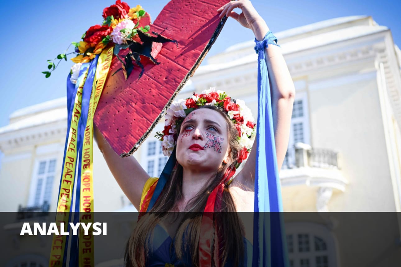 Pakolaisiksi eri puolille maailmaa lähteneet ukrainalaiset ovat muistaneet 24.2.2022 alkaneen täysimittaisen sodan vuosipäivää. Kuva on Romanian Bukarestista.