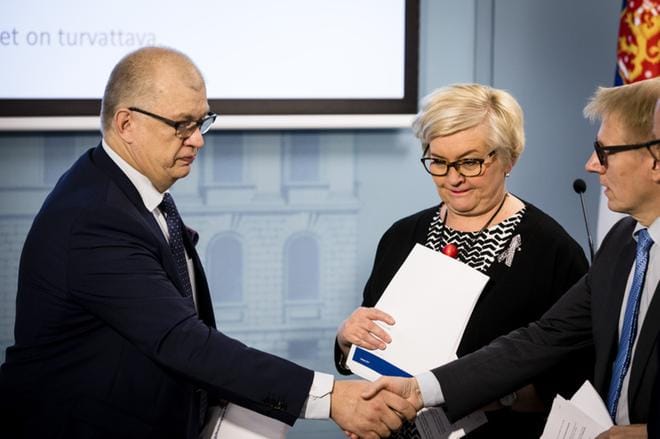 Seutukaupunkien taloudellista elinvoimaa tutkinut Antti Rantakokko luovutti selvitysraporttinsa kunta- ja uudistusministeri Anu Vehviläiselle (kesk.) ja asunto-, energia- ja ympäristöministeri Kimmo Tiilikaiselle (kesk.). KUVA: Joel Maisalmi
