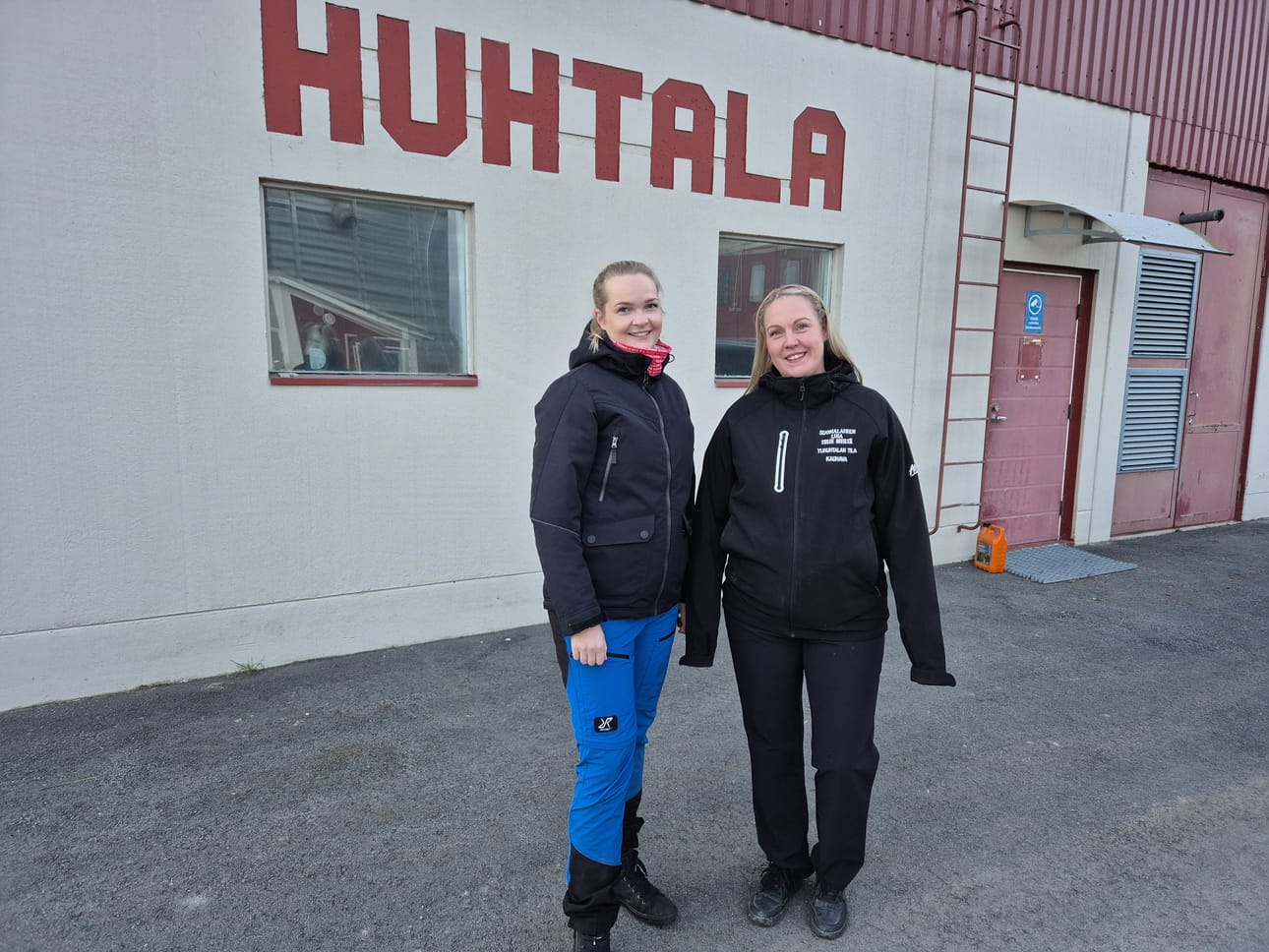 Yrittäjäsisarukset Iida-Maria ja Henna-Riikka Huhtala ovat tottuneet tilan töihin lapsesta asti, joten yllätyksiä ei tullut yrittäjyyden alkuvaiheessakaan.