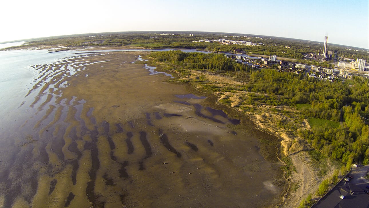 Merivesi vetäytyi esimerkiksi Nallikarissa. Tämä näkymä on kuvattu keskiviikkoiltana.