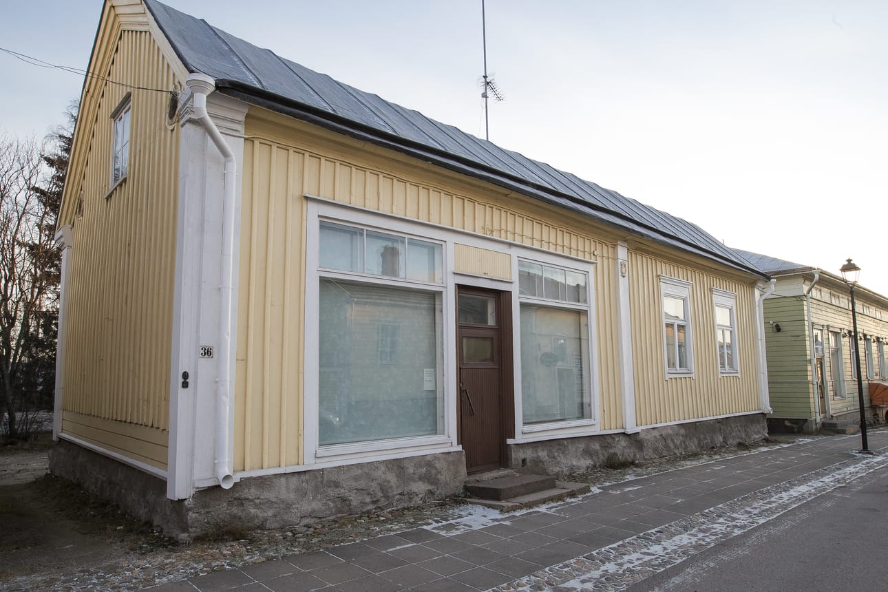 Monet muistavat vielä Laurinvaaran kenkäkaupan, joka toimi näissä tiloissa 1960-luvun lopulle saakka. Kolmas jouluikkuna löytyy osoitteesta Kauppakatu 36.