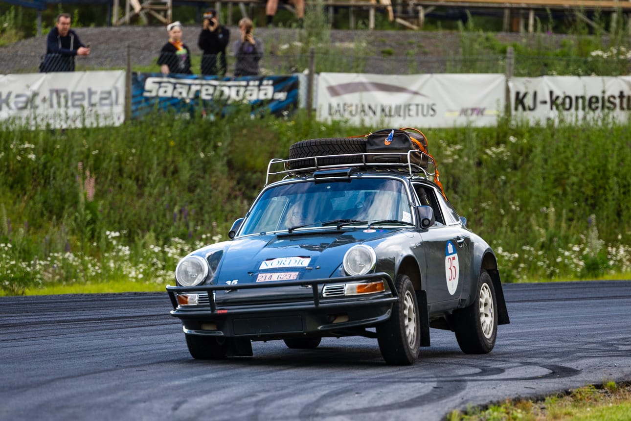 Klassikot polttivat kumia Lapualla Nordic Challenge -kiertueen etapilla. Kuvassa viilettää yhdysvaltalaisten Maggie (vas.) ja Joe Hayesin Porsche 911 vuosimallia 1973.