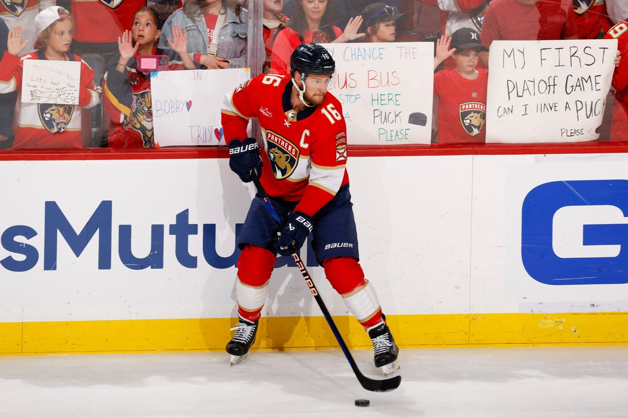 Barkov joutui jättämään toisen finaalipelin kesken taklauksen jälkeen. LEHTIKUVA / AFP