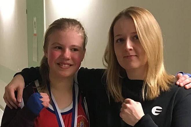 Silja-Maria Sippola (oikealla) on lukeutunut parin vuoden ajan nyrkkeilijä Selma Hannukselan taustavoimiin. KUVA: MATTI HANNUKSELA