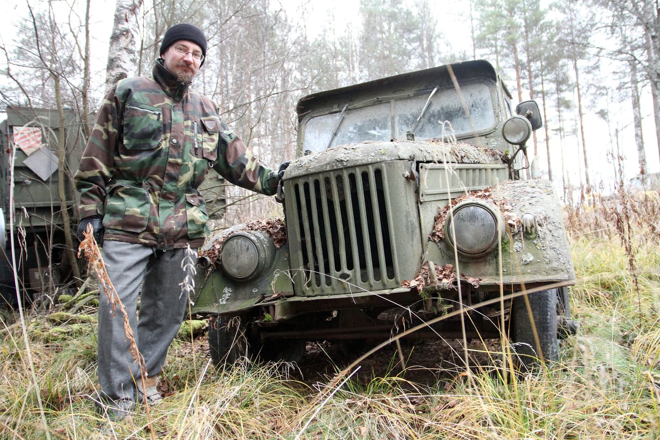 Hannu Luukisen tiluksilla on toistakymmentä UAZia. Kemistinkeltainen 2,5-litrainen vuoden 1987 komistus on palvellut Luukista niin työmatka-ajossa, autosuunnistuskisoissa kuin vanhojen autojen kulkueissakin. Hänen mielestään yksi UAZien parhaista ominaisuuksista on veivi, jonka avulla auton saa käyntiin tarvittaessa ilman virta-avaintakin.