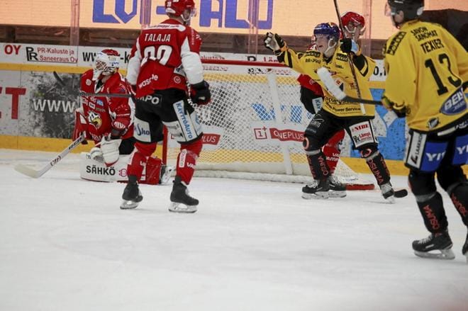 Tässä syntyy KalPan tasoitus perjantai-illan kamppailussa Kuopiossa. KalPa kukisti Sportin maalein 6-3. Kuva: Paula Pohjamo / Savon Sanomat