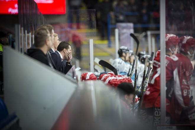 Sport-kannattajat vaativat edelleen potkuja päävalmentaja Tomek Valtoselle. KUVA: JARNO PELLINEN