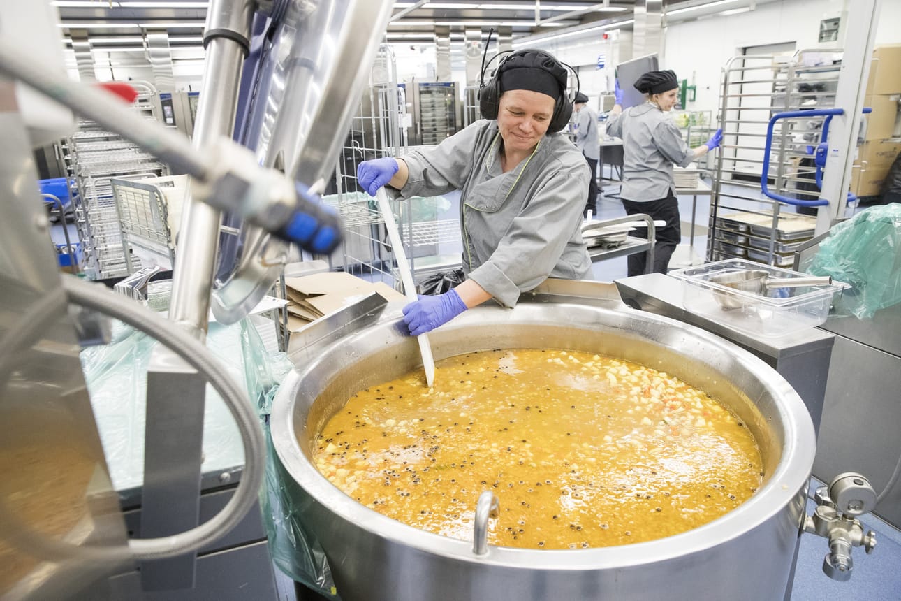 Oulun Tuotantokeittiö Oy:stä toimitetaan asiakkaille noin 100 000 kiloa ruokaa kuukaudessa. Kokki Tuula Savolainen valmistaa tällä kertaa jauhelihakeittoa. Kokkina Savolainen on työskennellyt vuodesta 1995 lähtien.