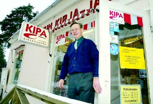 Kapteeni komentosillalla . Kirjakauppias Matti Leinonen liikkeensä portailla.