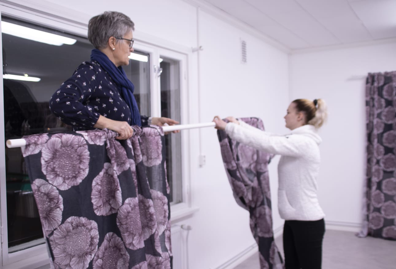 Pulkkilan nuokkaritiloja sisustettiin viime viikon perjantaina porukalla. Verhoja paikoilleen asettelemassa vapaa-aikasihteeri Sinikka Lehtosaari ja nuorisotilojen ohjaaja Satu Visuri.