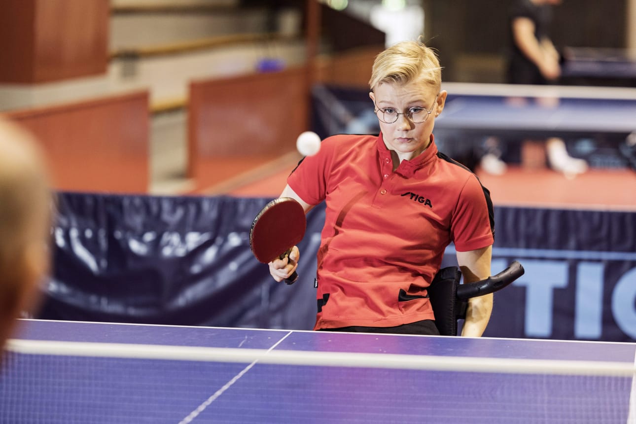 Pöytätenniksen parapelaaja Aino Tapola harjoituksissa Helsingissä 1. marraskuuta 2022. LEHTIKUVA / RONI REKOMAA