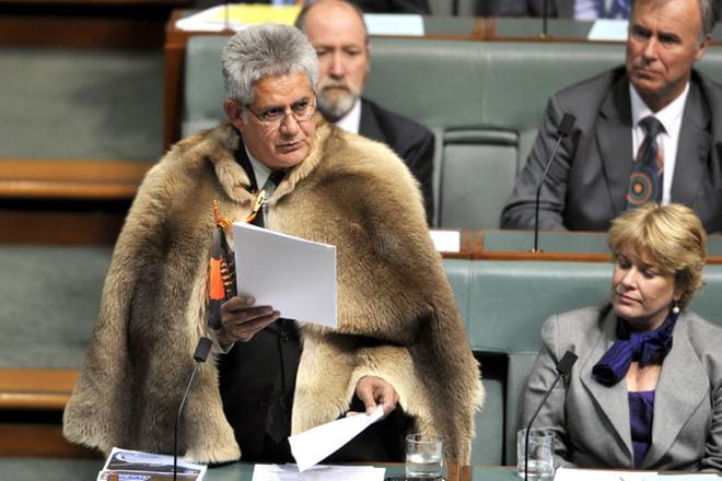 Kansanäänestystä hoitava ministeri Ken Wyatt (vas.) on ensimmäinen Australian alkuperäiskansojen edustaja maan hallituksessa. KUVA: ALAN PORRITT / EPA