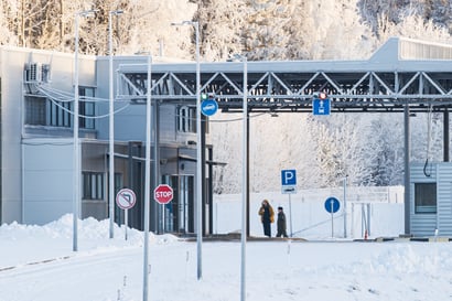 Tältä näyttää Kortesalmen hiljaisella raja-asemalla – jos Suomi sulkee itärajan, sulkeutuu Kuusamonkin raja