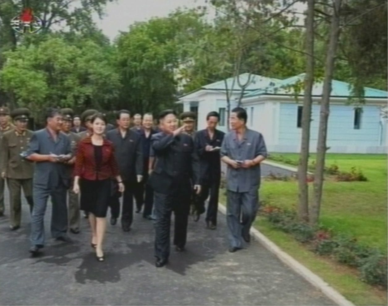 Pohjois-Korean valtiollinen televisio vahvisti tänään huhut siitä, että Kim Jong-unilla on aviopuoliso, joka on nähty muutamia kertoja Kim Jong-unin rinnalla. Vaimon nimi on Ri Sol-ju.
