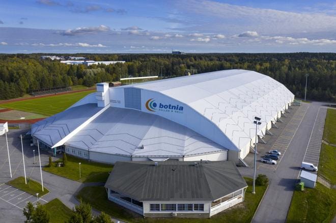 Vanhan hallin kattoa on paikkailtu reilusti ennenkin.
