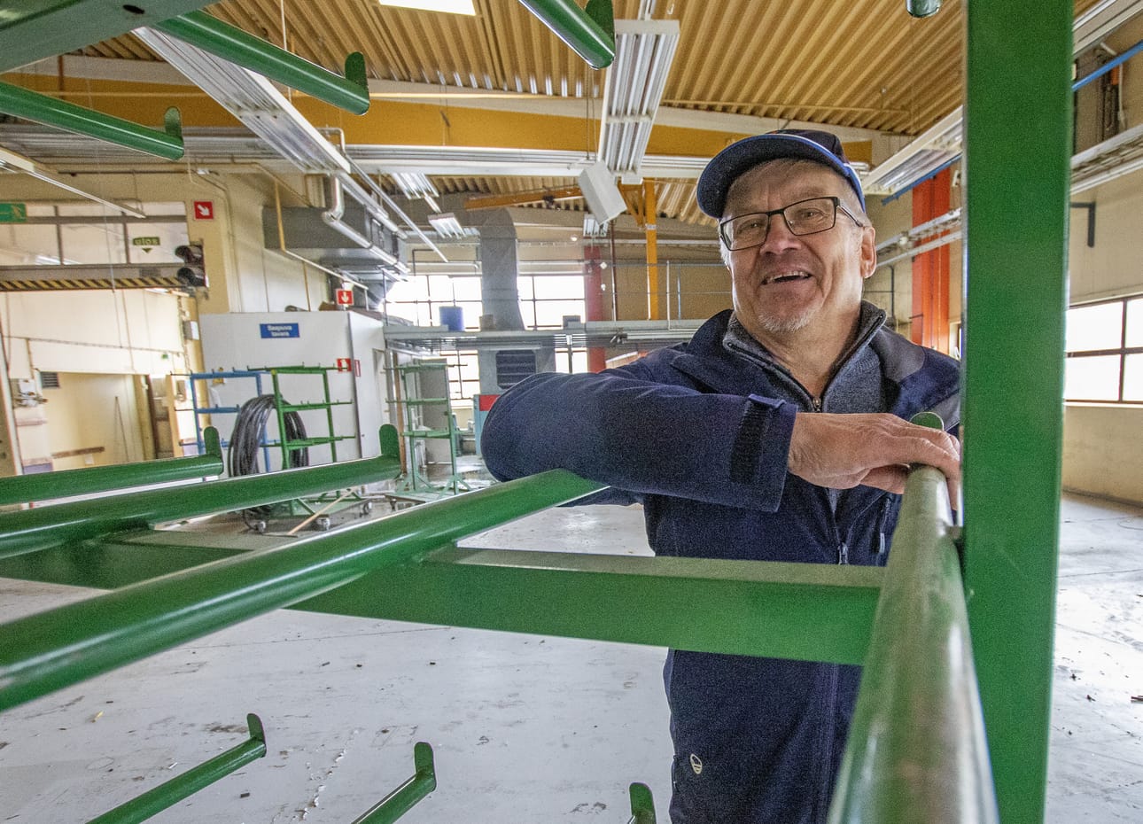 Jouko Etelä aloitti Pohjolan Kaapeli Oy:n palveluksessa vuonna 1974. Työuraa kesti 40 vuotta. Hän johdatti muistojen kierrokselle.