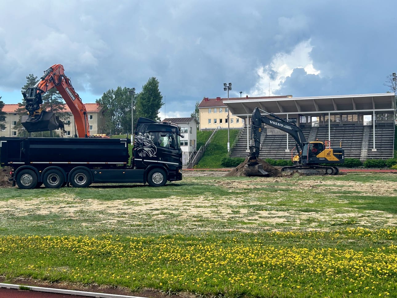 Pohjan stadionilla kaivettiin tiistaina luonnonnurmea ja vanhaa maapohjaa pois. Tilalle tulee tekonurmi.