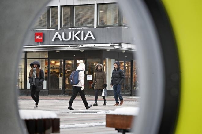 Timo Aukia kertoo, että verkkokauppa sekä myymälät Seinäjoella, Vaasassa ja Kokkolassa jatkavat normaalisti. KUVA: KARI LÖFHJELM