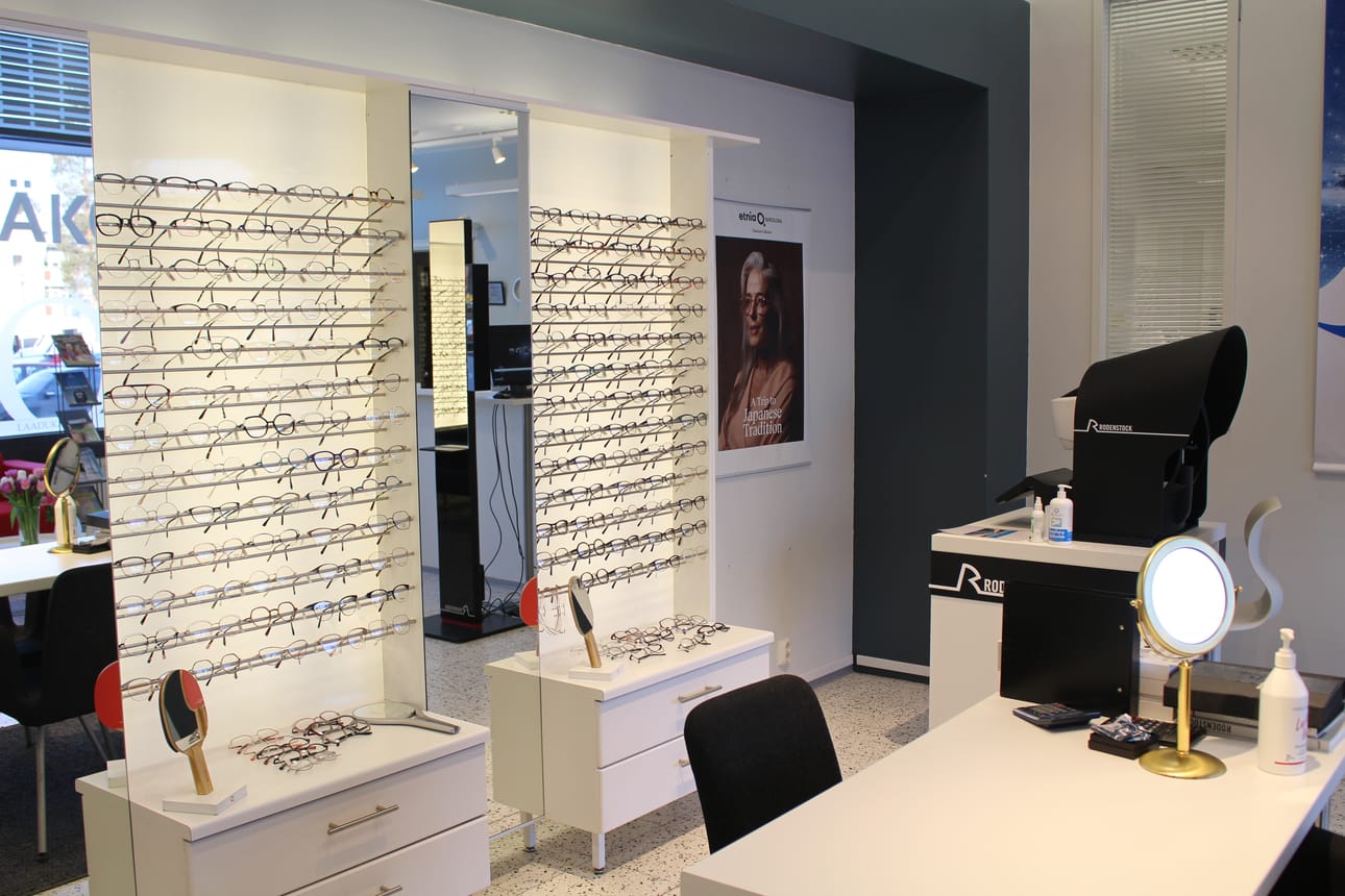 Laadun ja monipuolisen kehysvalikoiman lisäksi Näkösoppi panostaa laadukkaisiin laitteisiin, jotta asiakas saisi parhaat mahdolliset silmälasit. Kuvassa oikealla on DNEye Scanner, jolla saadaan ainutlaatuisen tarkat mitat silmistä. Skannerin avulla linssiin muun muassa saadaan parempi tarkkuus, minkä ansiosta esimerkiksi väri- ja hämäränäkö paranevat huomattavasti.