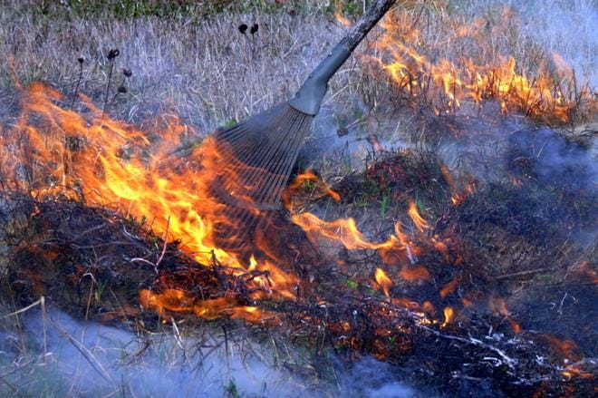 Maasto on juuri nyt kuiva ja ruohikkopalon riski suuri.
