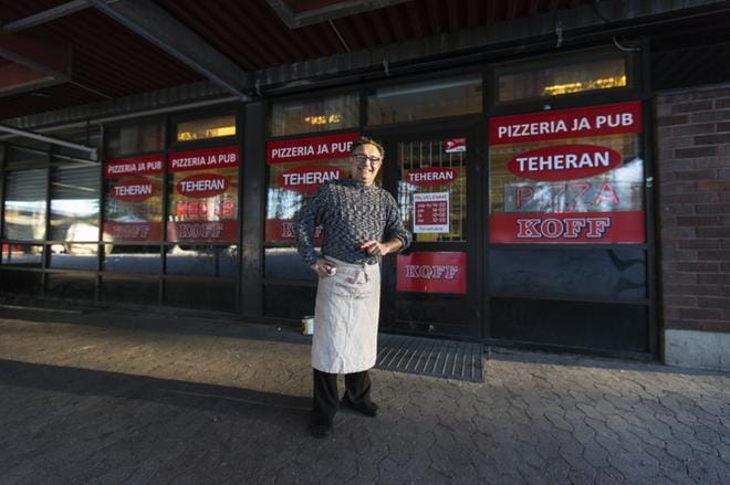 Feri Ansari ei väitä olevansa mikään mestarikokki. – Pizza on pizza, hän sanoo. Silti Ansari ei siedä, että hänen pizzaansa verrataan paskaan. KUVA: JARNO PELLINEN