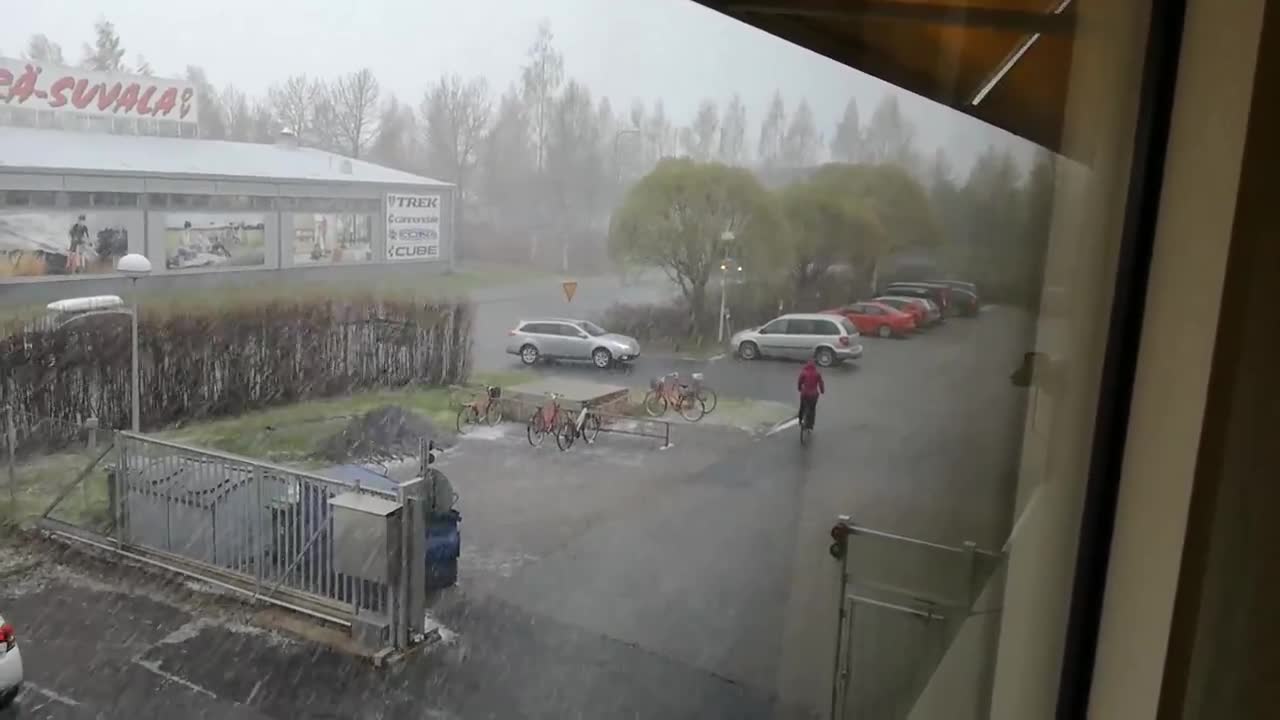Taivaalta sataa valkoista, vaikka on kesäkuu