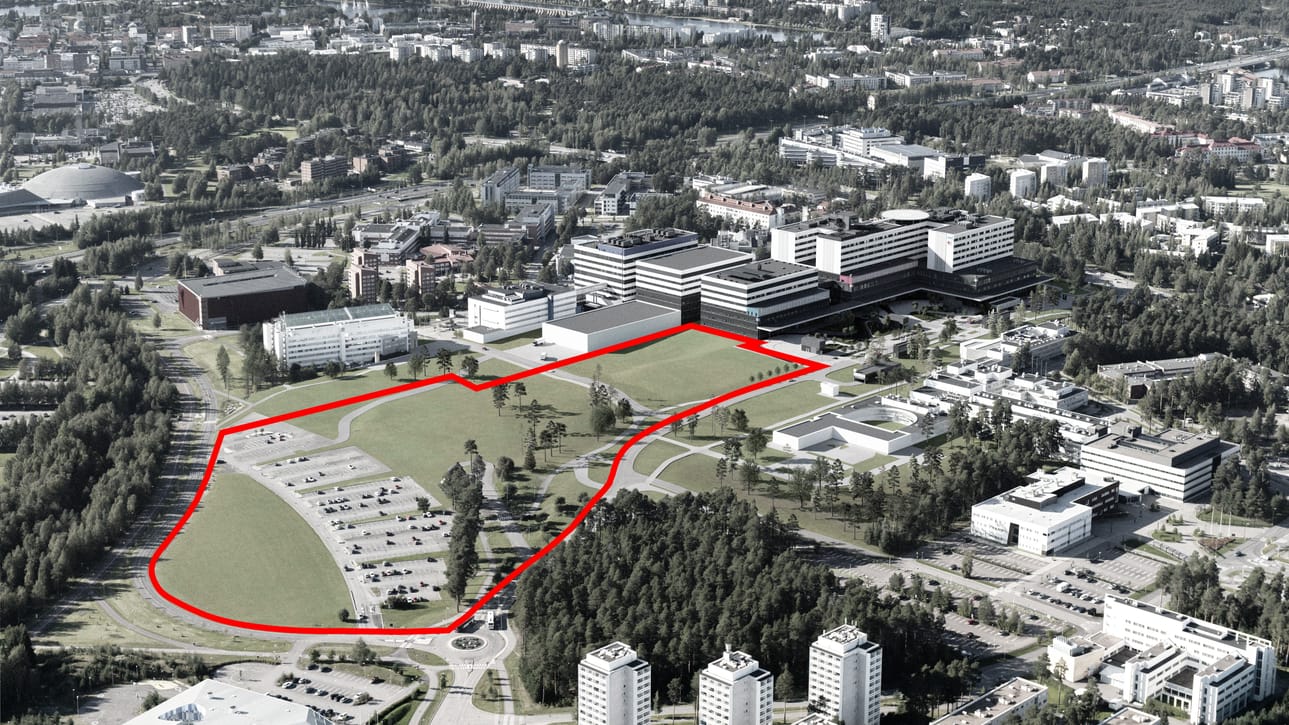 Yliopistokampus suunnitellaan punaisella rajatulle alueelle sairaala-alueen eteläpuolelle. Oulun yliopiston välittämässä kuvassa on esitetty uusi sairaalakokonaisuus, ja kuvasta on poistettu olemassa olevat, purettavat sairaalarakennukset.
