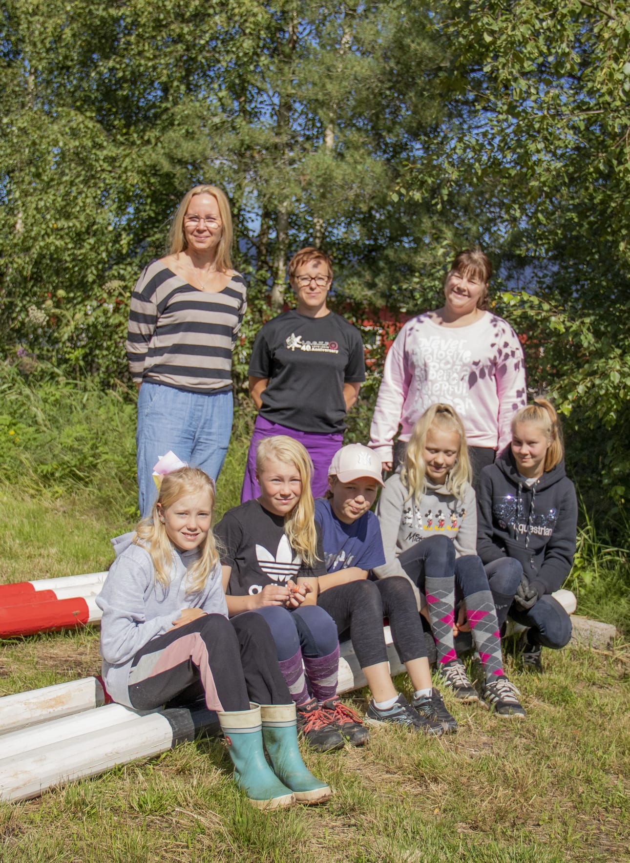 Ankkurilahden ratsastajien aktiiveihin lukeutuvat vasemmalta ylärivistä Satu Heiskari, Johanna Siromäki ja puheenjohtaja Minna Nyman. Alarivin ahkerat junnut vasemmalta Hilda, Aada, Aino, Veera ja Lotta.